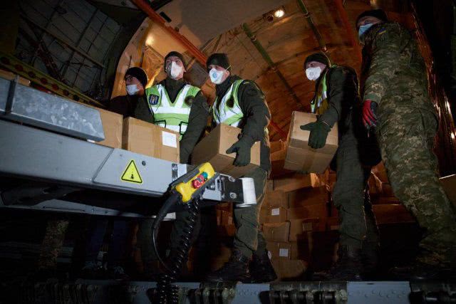 В Украину прибыл борт с тестами на коронавирус: когда будут в областях