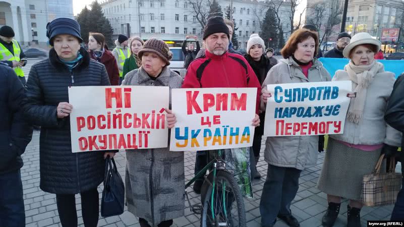 «Россия, вон из Крыма»: В Херсоне прошла акция ко Дню сопротивления Крыма российской оккупации
