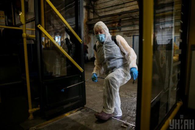 Киев переходит на чрезвычайку: из-за карантина закрывают ТРЦ, магазины и общепит