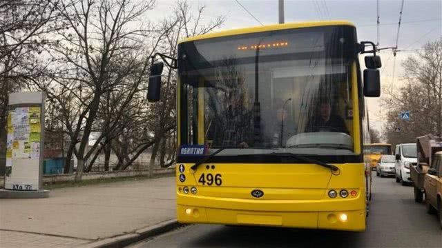 С сегодняшнего дня в маршрутки и троллейбусы будут пускать не больше 10 человек