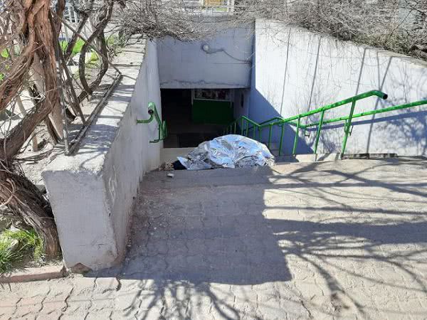 В Херсоне на ступеньках подземного перехода нашли труп