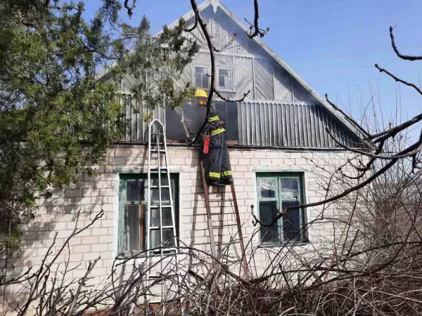 Олешківські рятувальники гасили будинок, де під час пожежі постраждала жінка