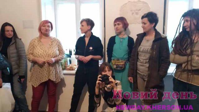Желание. Надежда. Боль. В Херсоне открылась выставка-квартирник «Цена любви»