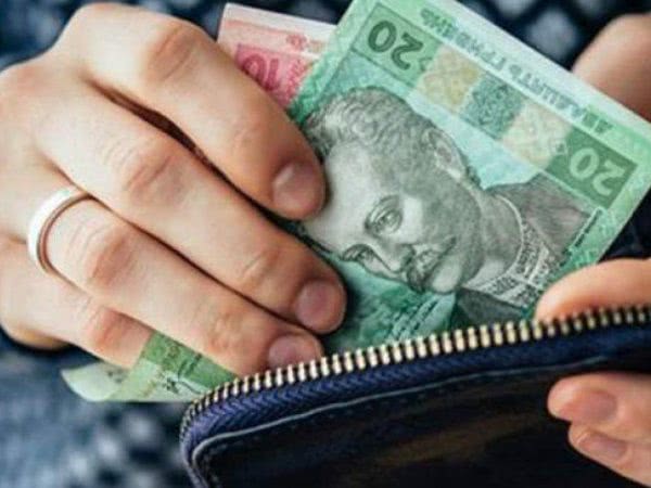В Украине бюджетникам урежут выплаты, чтобы выплатить пенсии – эксперт