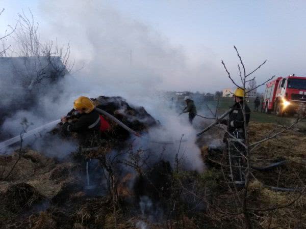 Каховські вогнеборці ліквідували пожежу тюкованої соломи
