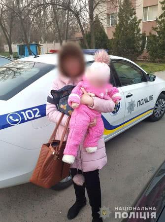У Херсоні поліцейські допомогли матері з 9-місячною дитиною, які стали жертвами домашнього насильника