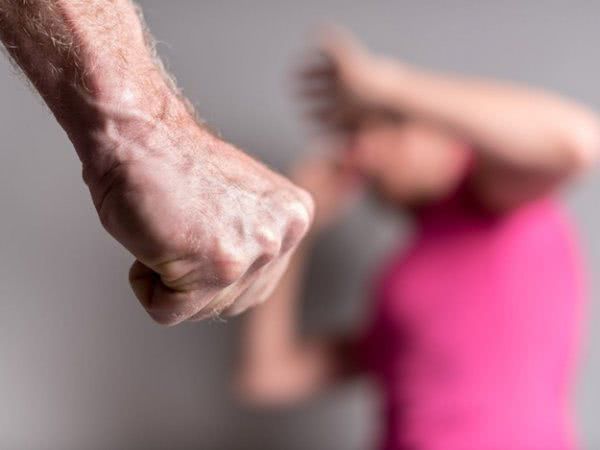 У Каховці нетверезий син побив матір до реанімації