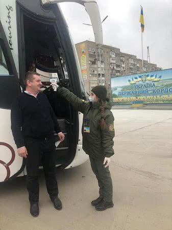 В сети сообщают о трех херсонцах, которые с температурой возвращаются домой из Европы