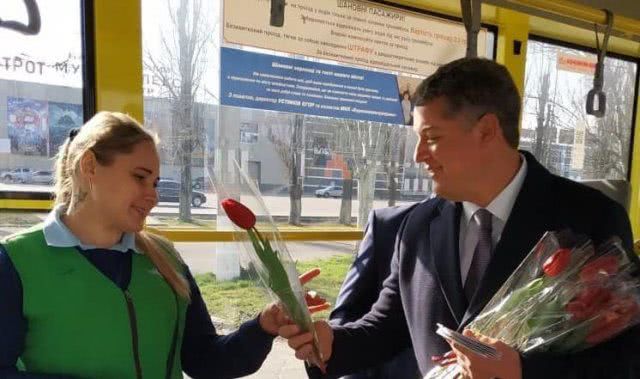 В херсонских троллейбусах в честь праздника женщинам дарили цветы