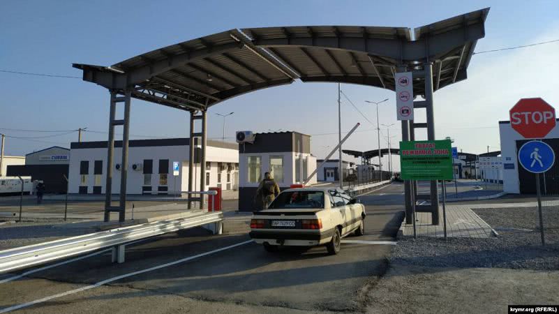 Ограниченный пропуск через админграницу Крыма с Херсонщиной небезопасен, – правозащитники