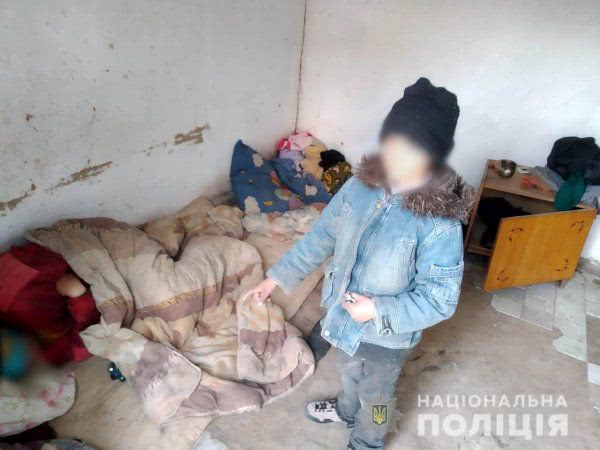 На Херсонщині жінка із застудженим 7-річним сином жили у покинутому сараї – поліцейські врятували хлопчика