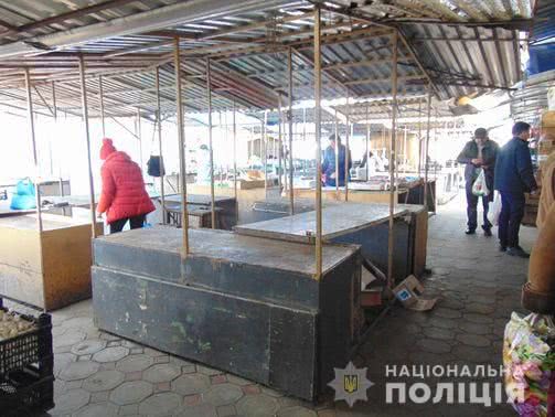 В Николаеве на рынке житель Херсона ограбил пенсионерку — его задержали свидетели кражи