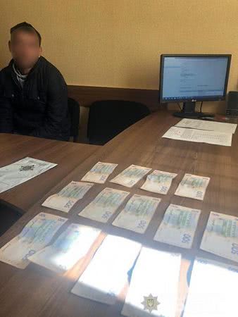 На Херсонщині затримано чоловіка на спробі підкупу посадовця поліції