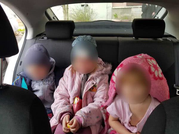 В Херсоне полицейские спасли от нетрезвого агрессивного отца четырех детей