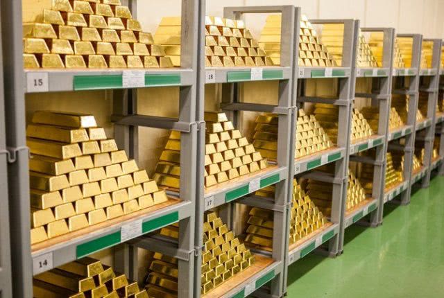 Золото за день взлетело в цене почти на 100 долларов за грамм