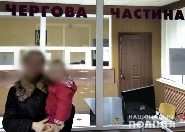 В Каховке полицейские вернули матери 2-летнюю дочь
