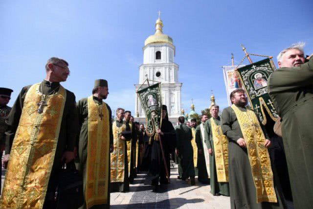 Иконы не целуйте: украинские церкви пошли на уступки из-за коронавируса