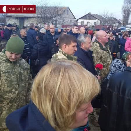 В поселке Райское на Херсонщине прощаются с погибшим