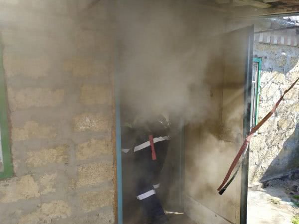 Новокаховские пожарные во время тушения пожара обнаружили погибшего хозяина дома