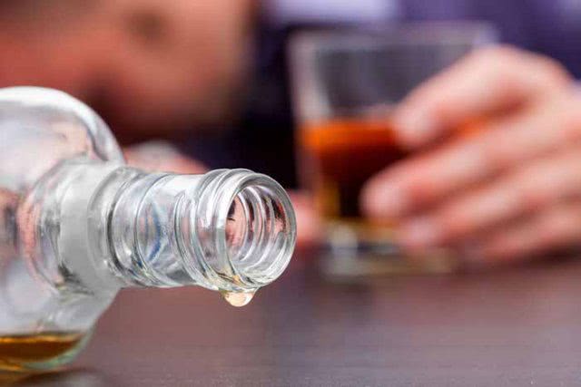 Водка и нож - атрибуты карантина по-херсонски