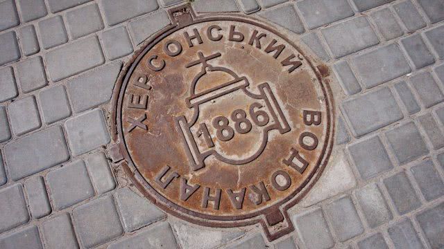 В Херсоне перестали люки воровать