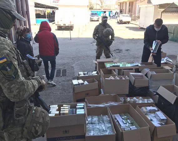 В Херсоне на рынке нашли склад контрабандных сигарет