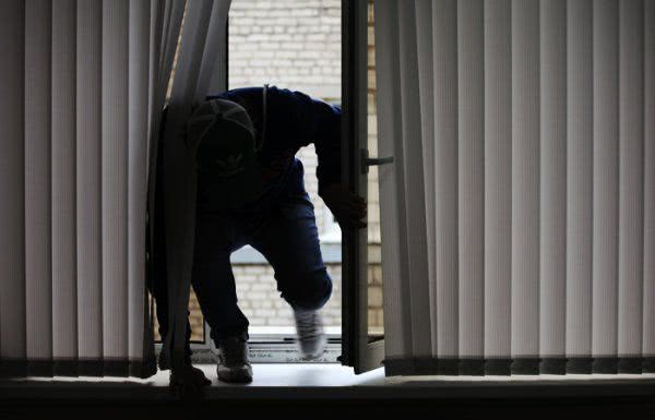 Каховські оперативники встановили підозрюваного у крадіжці з будинку пенсіонерки