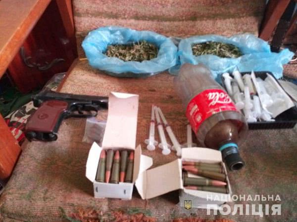 Каховские оперативники разоблачили наркопритон, где дети хозяина играли медицинскими шприцами