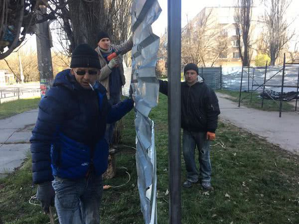 И.о. заместителя мэра Мазур разрешила перекрыть тротуар на Таврическом забором