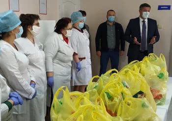 Вместо достойной зарплаты врачам продуктовые наборы
