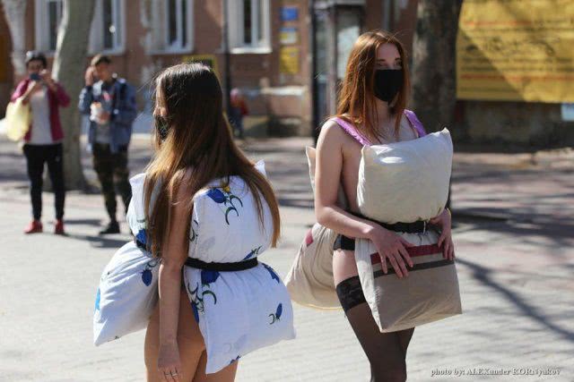 Полуобнаженные и с подушкой: в центре Херсона девушки устроили pillow challenge