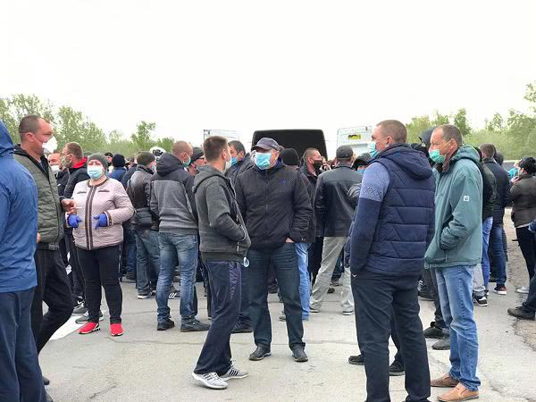 Полиция насчитала 200 аграриев на перекрытой автотрассе возле Херсона