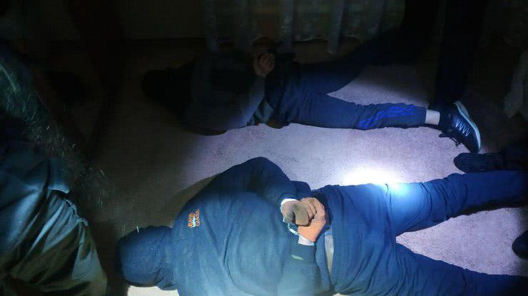 Под Днепром задержали этническую банду, грабившую херсонских фермеров