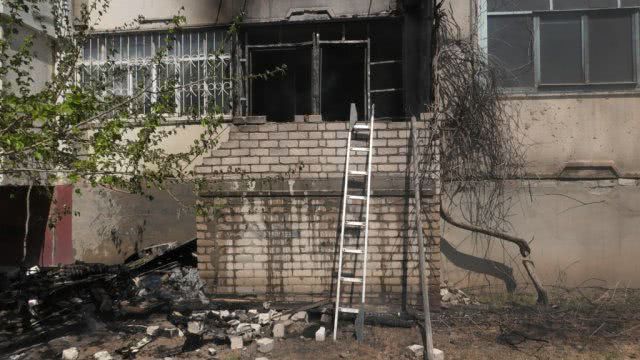 Пожар в квартире на Острове спровоцировал брошенный сверху окурок