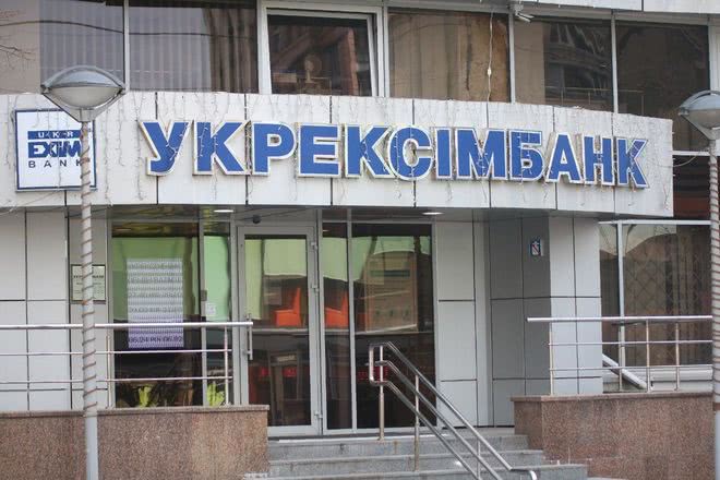 Банки возобновили выдачу наличного доллара в отделениях