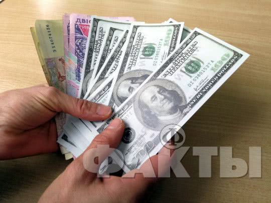 Доллар стремительно дешевеет: упадет ли курс ниже 27 гривен
