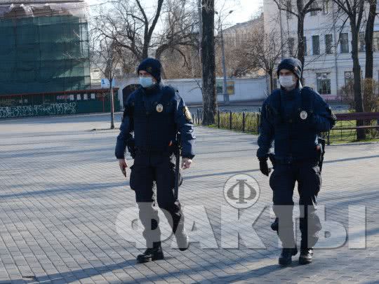 Придется подождать: появился печальный прогноз по срокам окончания карантина в Украине