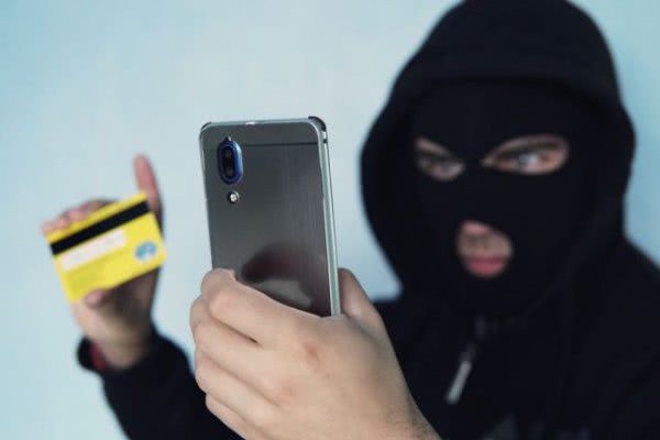 На Херсонщині троє жінок проігнорували поради поліції та залишилися без грошей