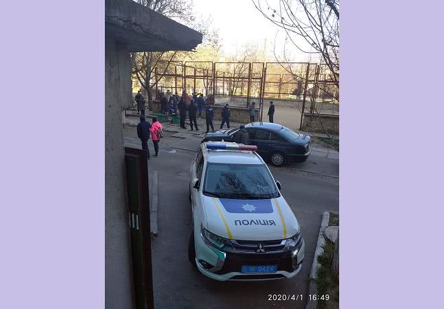 В Херсоне полиция остановила игры на спортивной площадке