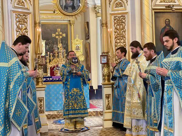 В Херсоне на Благовещение служба прошла в пустом из-за карантина кафедральном соборе