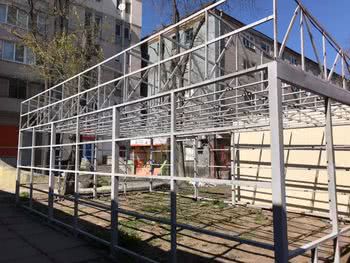 Депутат на зеленій зоні вирубав дерева та ставить свій кіоск