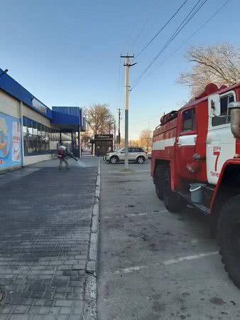 Спасатели проводят дезинфекцию улиц Геническа