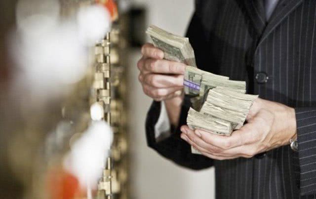 Коронавирус и экономика: 8% украинцев потеряли работу, более 80% начали экономить