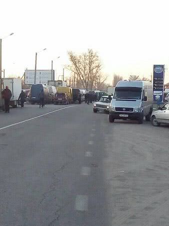 В Больших Копанях торгуют на дороге возле закрытого оптового рынка