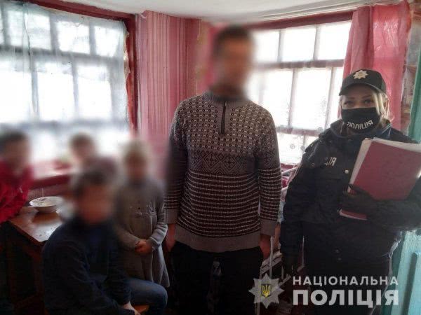 У Бериславі ювенальні поліцейські перевірили умови проживання дітей у родинах, які перебувають у складних життєвих обставинах