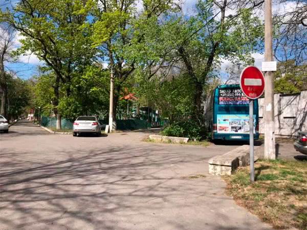 Парк в центре Херсона превратили в парковку