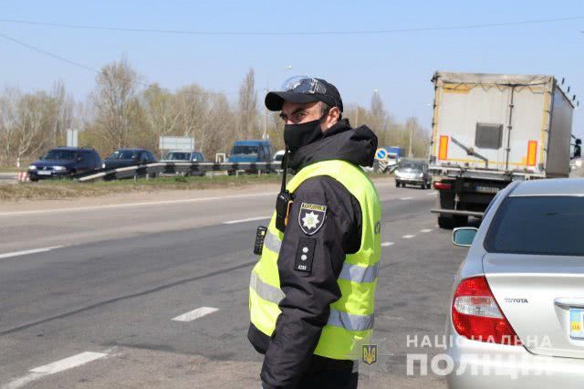 На Херсонщине полиция продолжает нести службу на карантинных постах