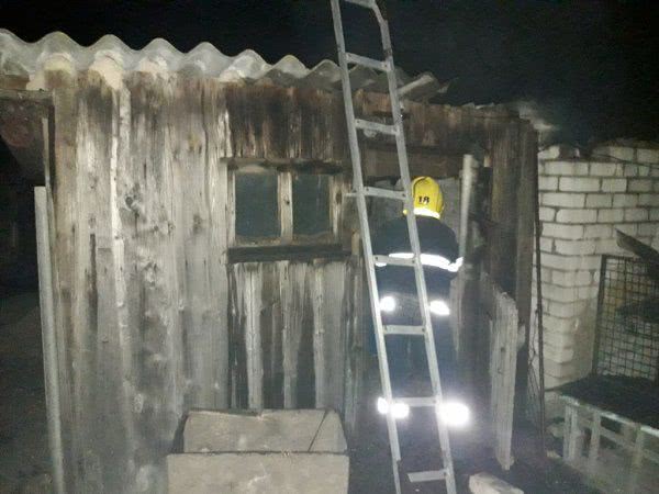 У Новотроїцькому районі ліквідовано пожежу в приватному домоволодінні
