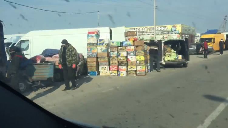 Тонны еды отправляют на свалку. Как закрытие продуктовых рынков в Украине ударит по ценникам