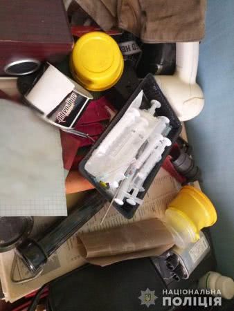 Каховські оперативники викрили наркопритон, де діти господаря гралися медичними шприцами